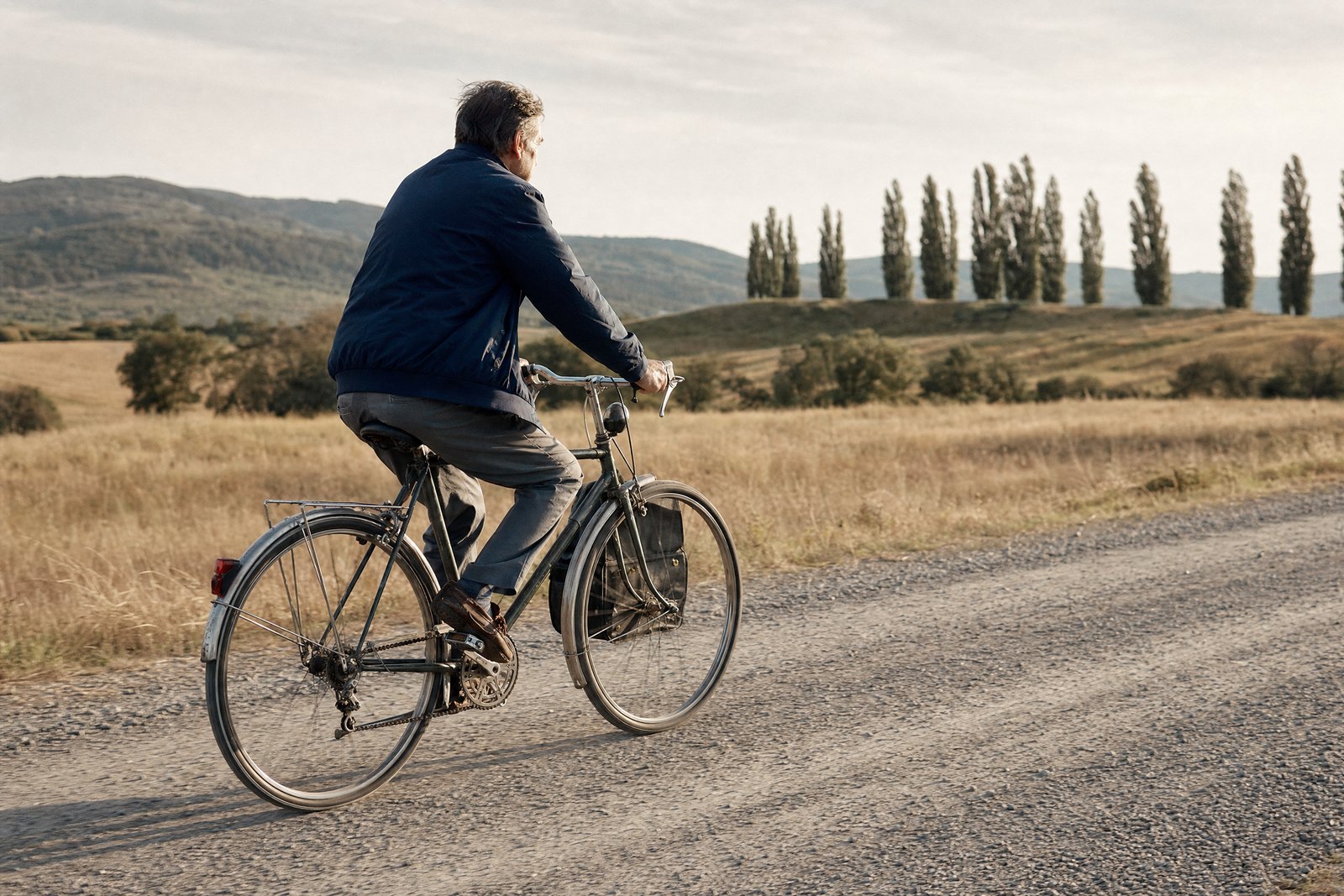 Hombre de 55 años en bicicleta al aire libre, un día activo